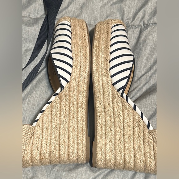 NWT On 34th Melindaa Espadrille Wedge Sandals Navy and White - Picture 7 of 7